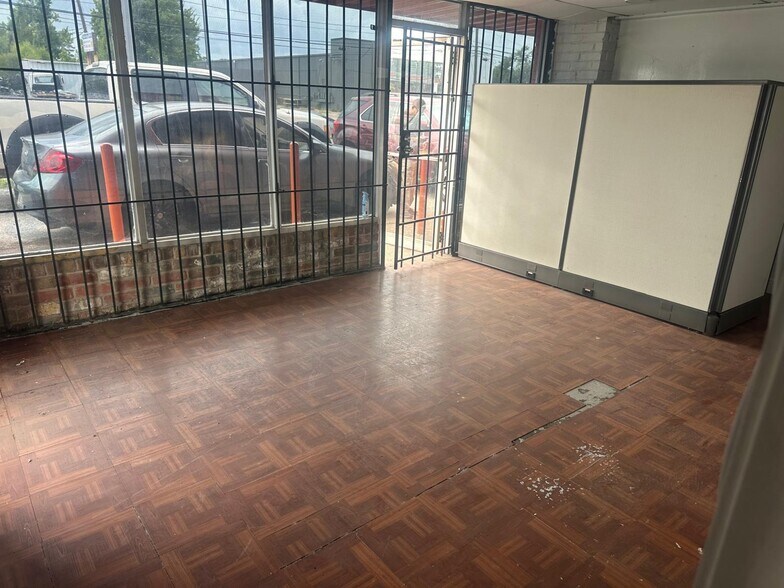 More Photos Of 5454 N Shepherd Dr, Houston Auto Salvage Facility For Lease