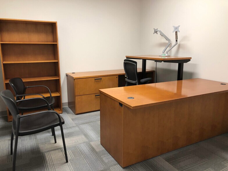 More Photos Of 195 Scott Swamp Rd, Farmington Office For Lease