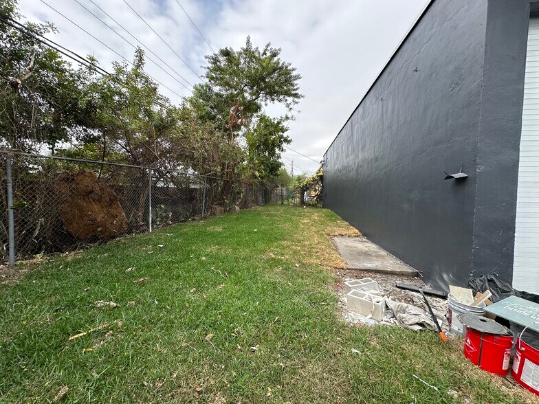 More Photos Of 5818 SW 25th St, West Park Warehouse For Lease