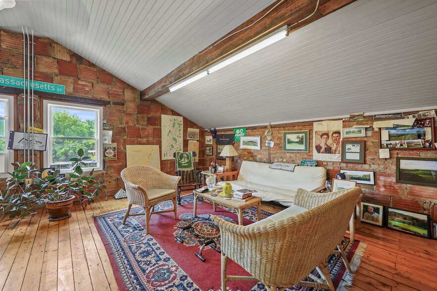 More Photos Of 47 Main St, Lee Bank For Sale