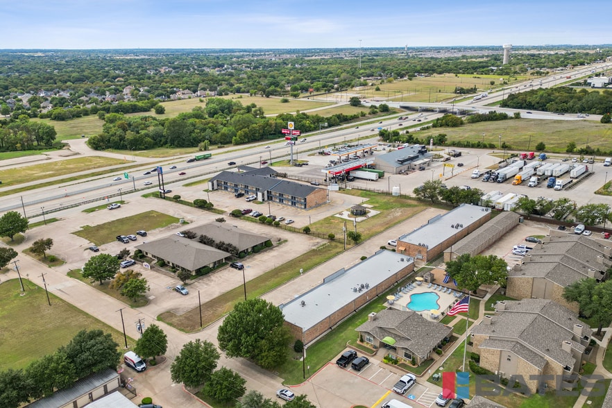 More Photos Of 198 Brothers Blvd, Red Oak Flex For Lease