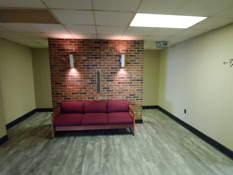 More Photos Of 1604 W State St, Bristol General Retail For Sale