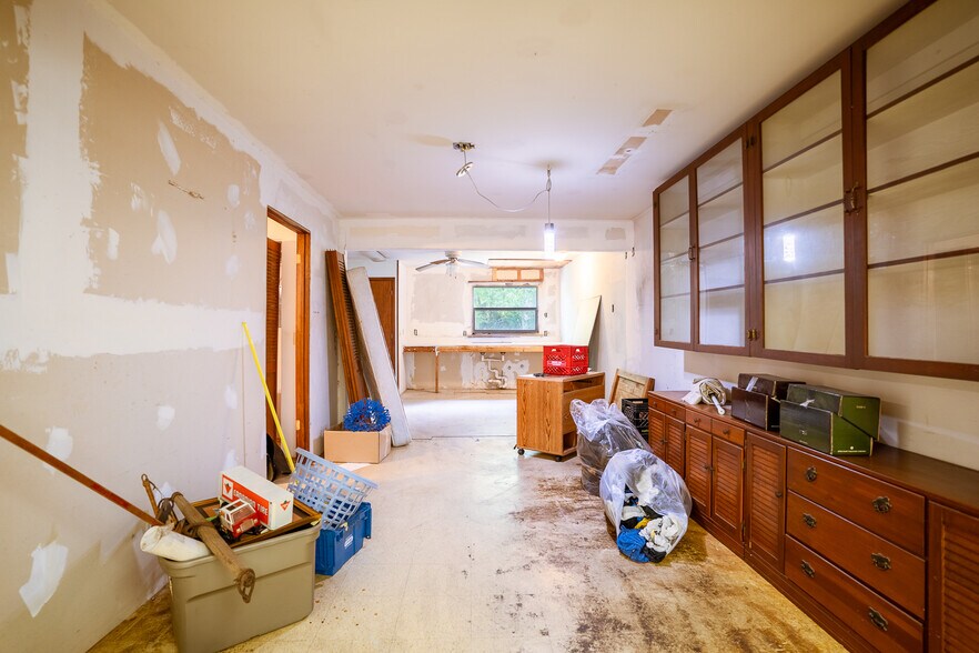 More Photos Of 220 Davenport Blvd, Davenport General Retail For Sale