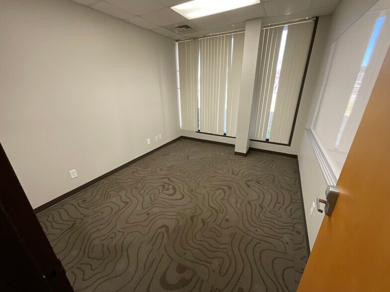 More Photos Of 5501 Island River Dr, Knoxville Light Distribution For Lease