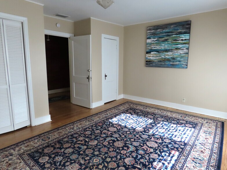 More Photos Of 1923 S Beckham Ave, Tyler Office Residential For Lease