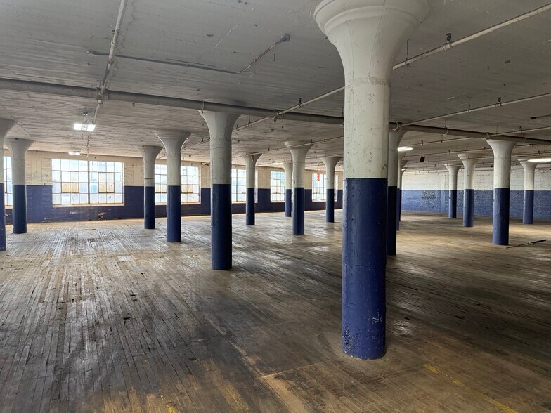 More Photos Of 301 W 3rd St, Sterling Manufacturing For Lease