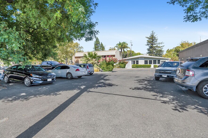 More Photos Of 812 Court St, Woodland Office For Sale
