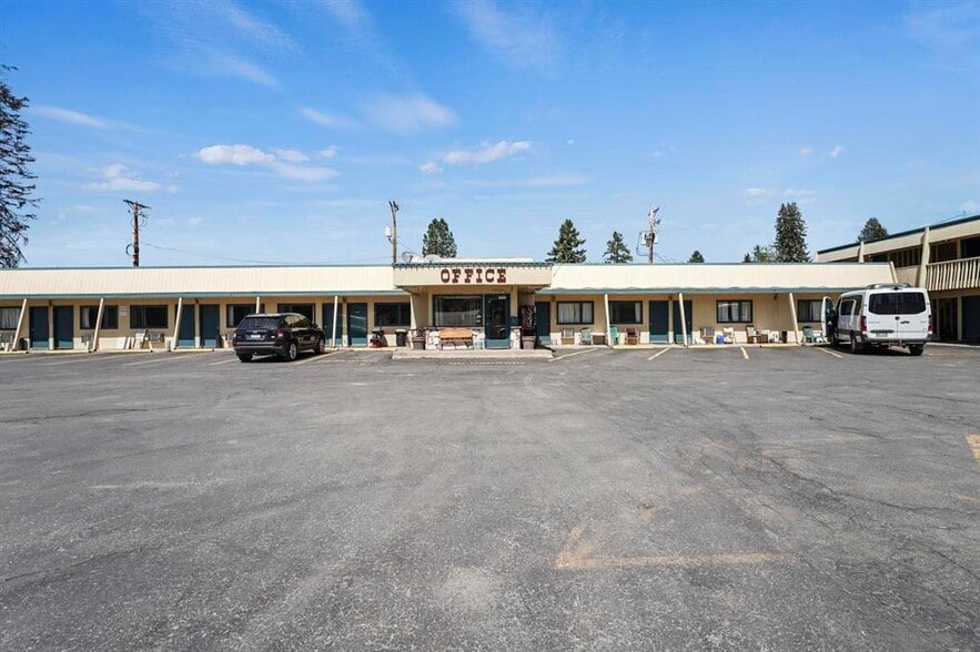 More Photos Of 924 W Highway 2, Newport Hotel For Sale