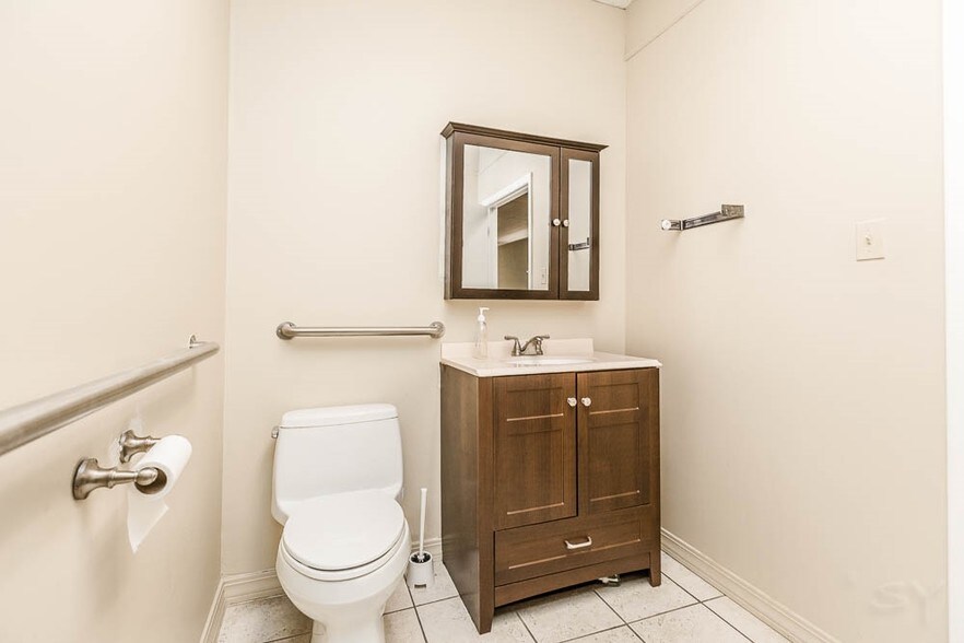 More Photos Of 4640-4650 Oakton St, Skokie Storefront For Lease