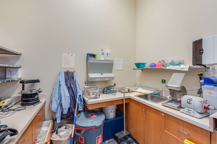 More Photos Of 15401 Hesperian Blvd, San Leandro Unknown For Lease