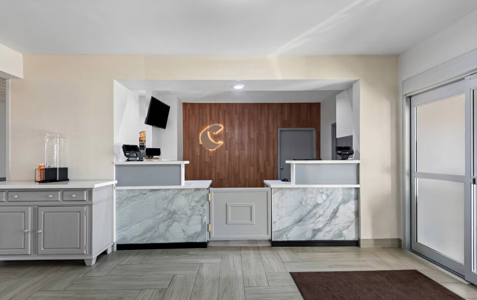 More Photos Of 410 5th St SW, Mason City Hotel For Sale
