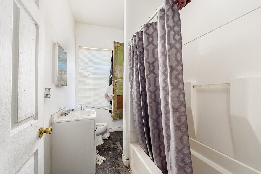 More Photos Of 1068-1072 E Livingston Ave, Columbus Storefront Retail Residential For Sale