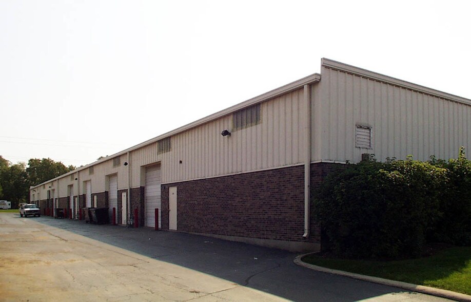 More Photos Of 901-915 Atlantic Dr, West Chicago Light Distribution For Lease