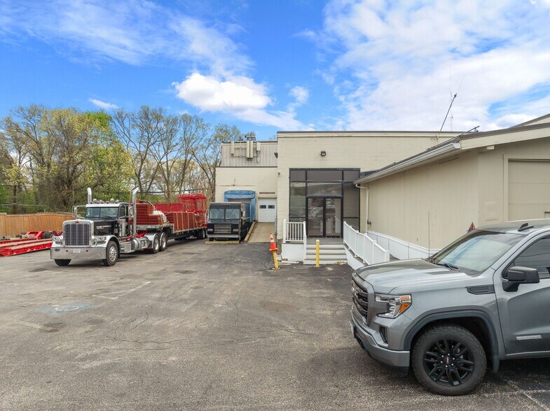 More Photos Of 56 Ramsdell St, Newton Showroom For Lease