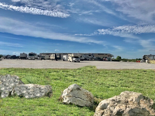 More Photos Of 2515 E Logan St, Ottawa Warehouse For Lease