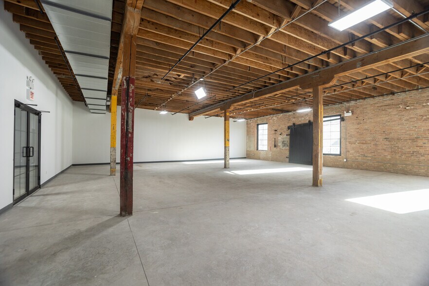 More Photos Of 2145 W Grand Ave, Chicago Showroom For Lease