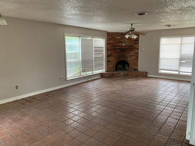 More Photos Of 901 E County Road 140, Midland Flex For Sale