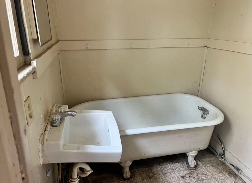 More Photos Of 209 Aid Ave, West Plains Apartments For Sale