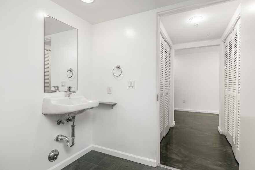 More Photos Of 2100 Abbot Kinney Blvd, Venice Office For Lease