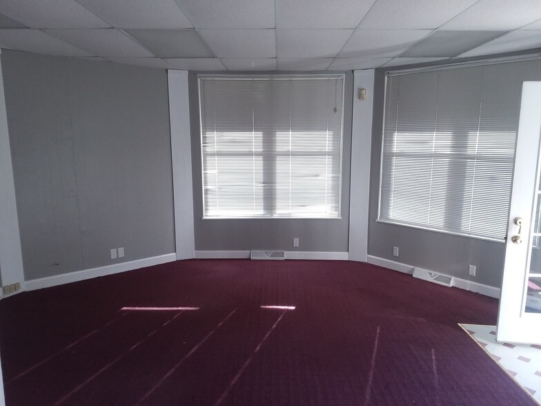 More Photos Of 635 S Lincoln Ave, O'Fallon Storefront Retail Office For Sale