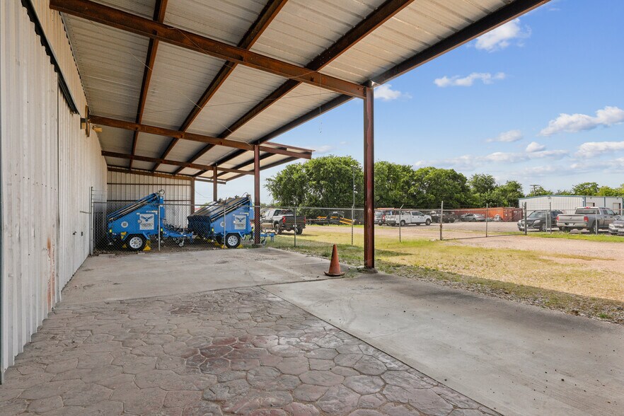 More Photos Of 2604 S IH 35, Belton Flex For Lease