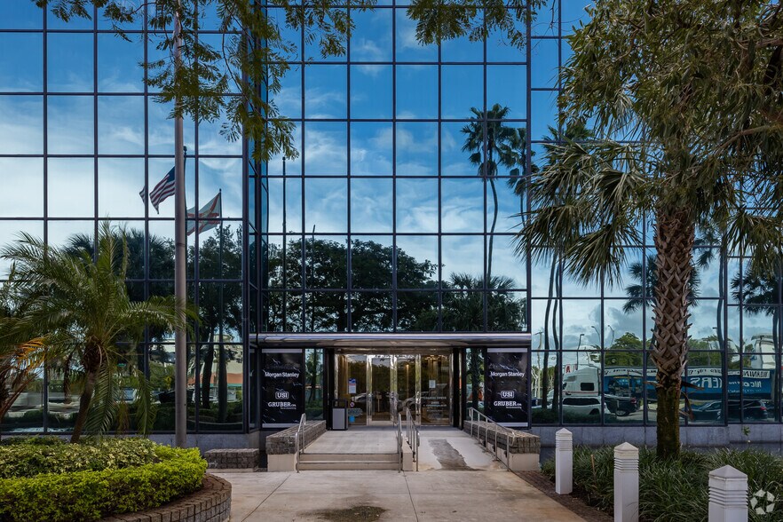 More Photos Of 2400 E Commercial Blvd, Fort Lauderdale Office For Lease