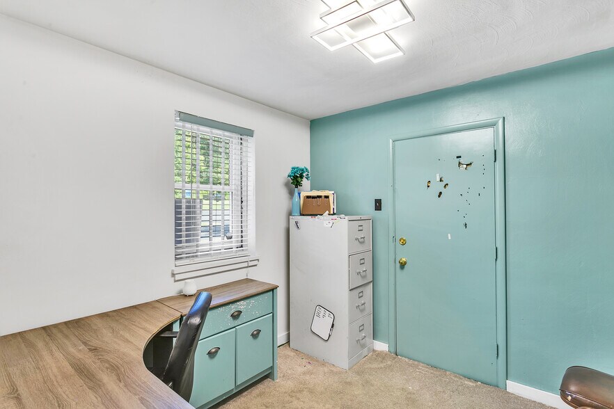 More Photos Of 715 Craigdell Rd, New Kensington Bar For Sale