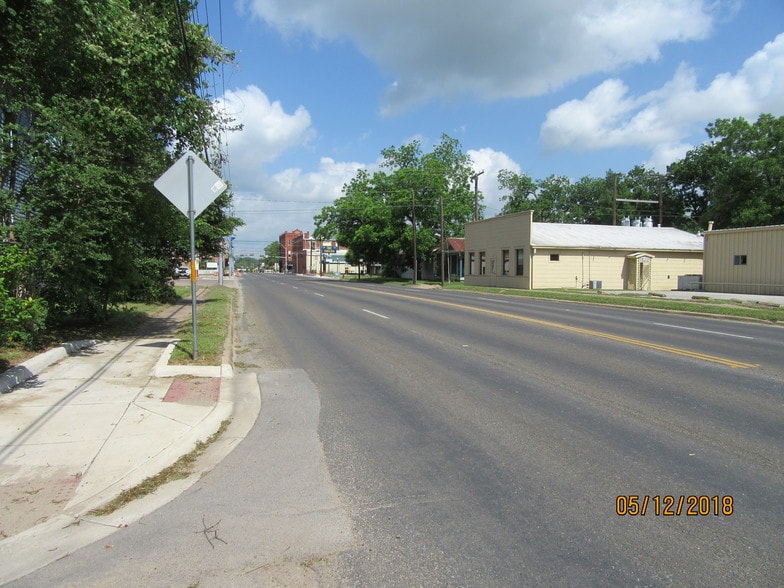 More Photos Of 205 NE Loop 230, Smithville Warehouse For Lease