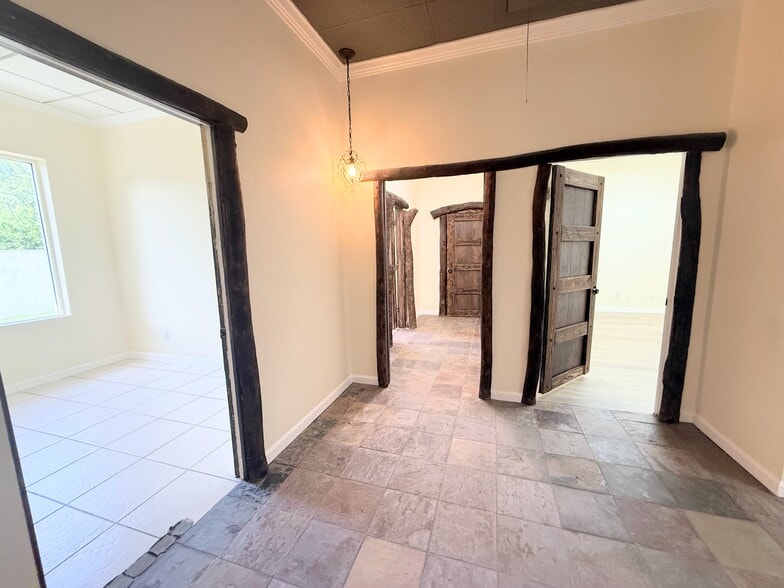 More Photos Of 3443 Pine Ridge Rd, Naples Business Park For Lease
