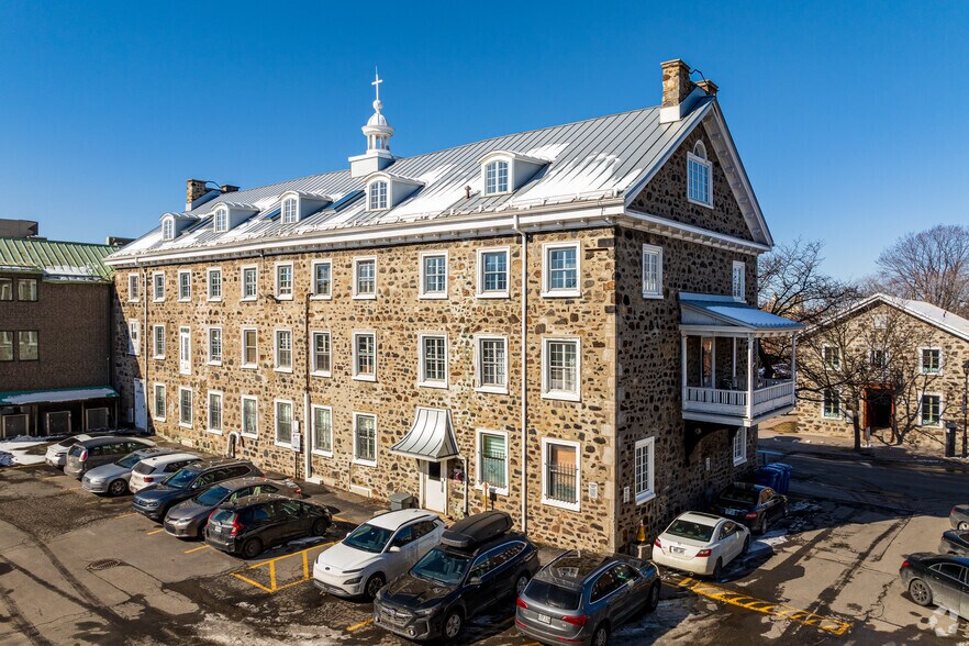 More Photos Of 32 Rue Saint-Charles, Longueuil Office For Lease