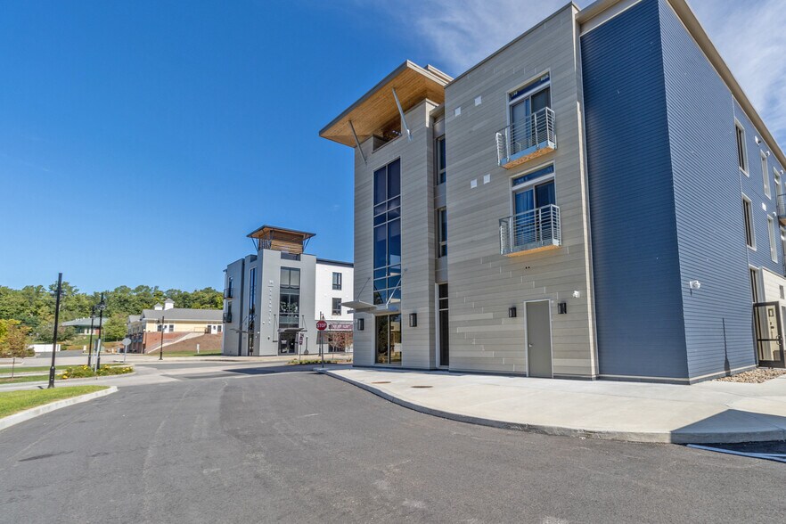 More Photos Of 11 Edgewater Cir, East Hampton Office For Lease