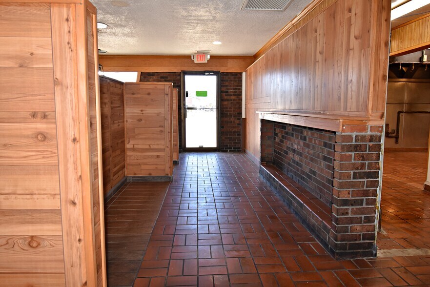 More Photos Of 1640 1st St W, Independence Freestanding For Sale