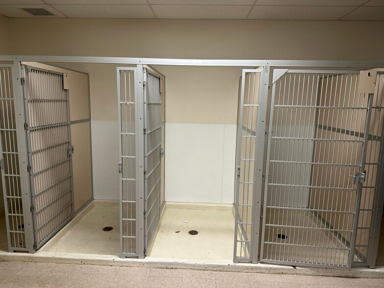 More Photos Of 1640-1670 North Ave, Grand Junction Veterinarian Kennel For Sale