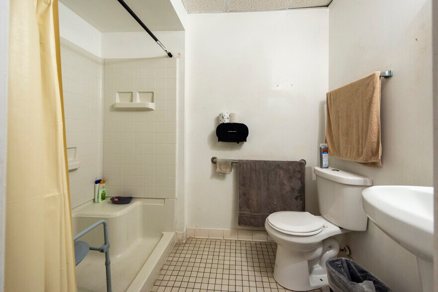 More Photos Of 2001 Polk St, Hollywood Assisted Living For Sale