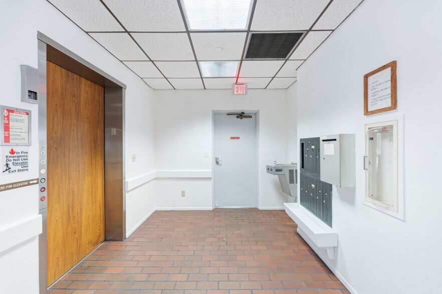 More Photos Of 420 Tamiami Trl S, Venice Medical For Sale