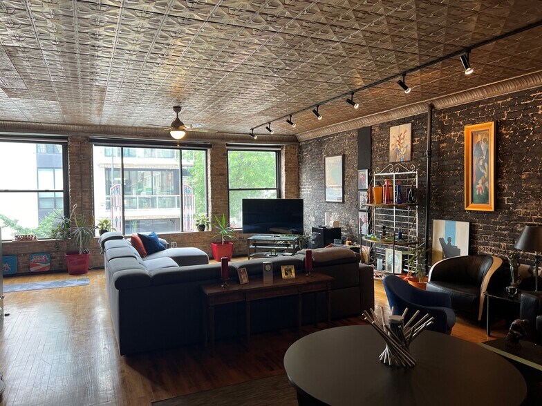 More Photos Of 1259 N milwaukee Ave, Chicago General Retail For Sale