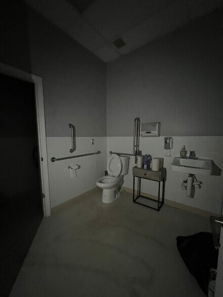 More Photos Of 2652-2690 E Main St, Bridgeport General Retail For Lease