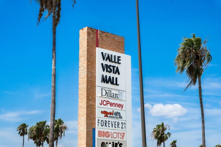 More Photos Of 2000 S Expressway 83, Harlingen Department Store For Lease