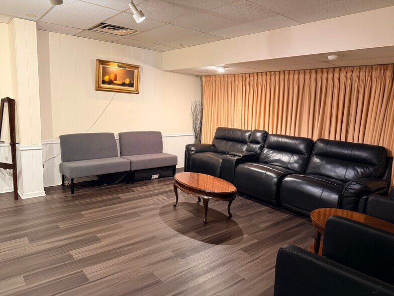 More Photos Of 415 N Gary Ave, Carol Stream Freestanding For Sale