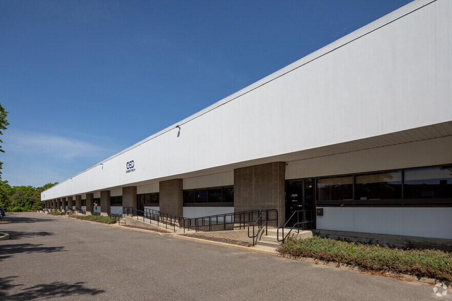 More Photos Of 80 13th Ave, Ronkonkoma Warehouse For Lease
