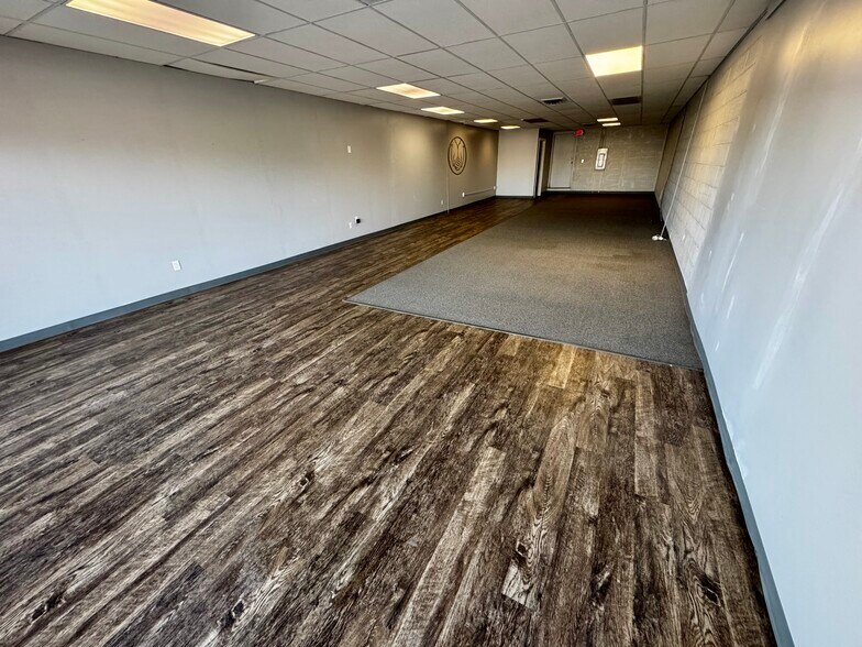 More Photos Of 12702-12710 S 71 Hwy, Grandview Unknown For Lease