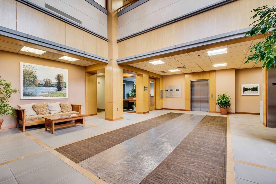 More Photos Of 412 E Parkcenter Blvd, Boise Office For Lease