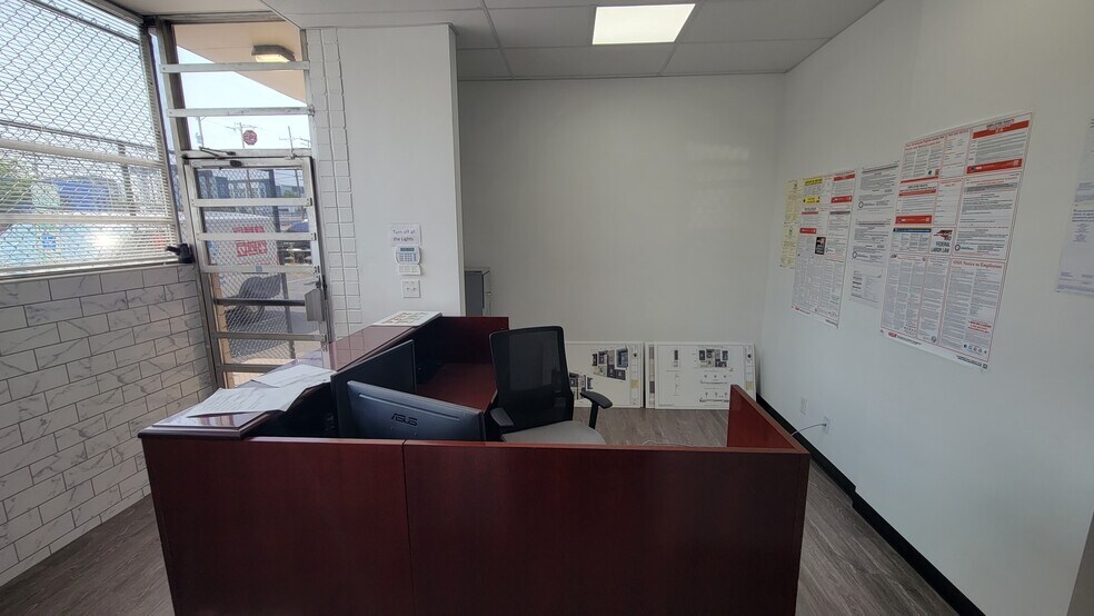 More Photos Of 2524-2526 S Tryon St, Charlotte Warehouse For Sale