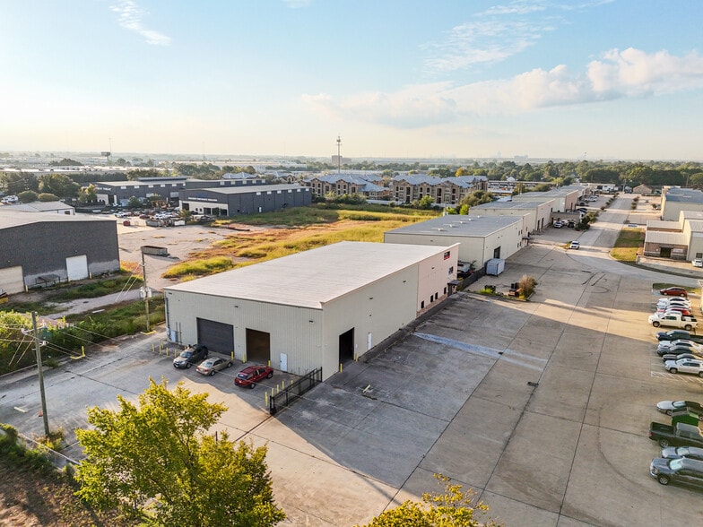 More Photos Of 11050 W Little York Rd, Houston Warehouse For Lease