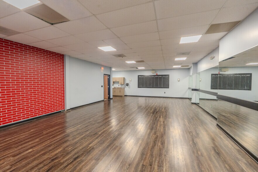 More Photos Of 1931 Washington Valley Rd, Martinsville Storefront Retail Office For Lease