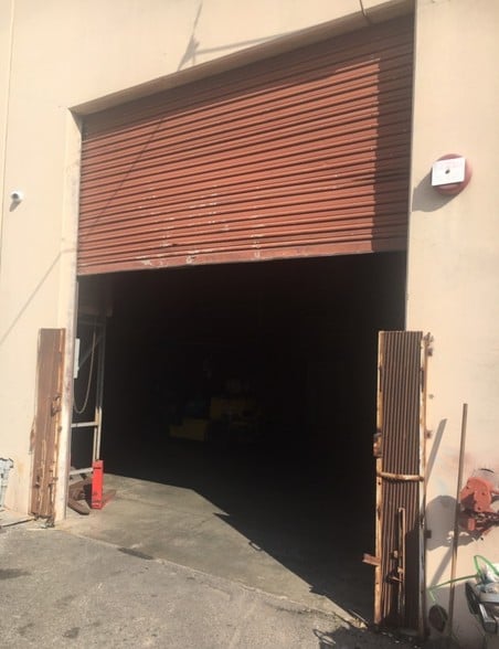 More Photos Of 711 E Rosecrans Ave, Los Angeles Manufacturing For Lease
