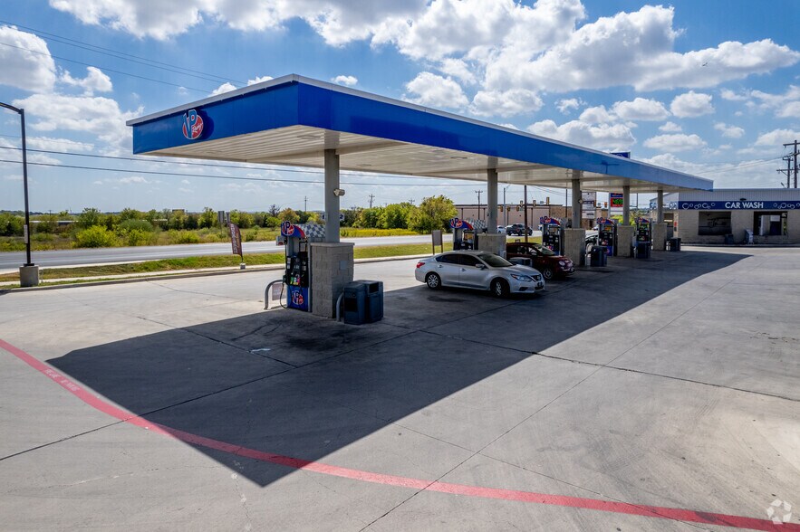 More Photos Of 10060 Old Cimmaron Trl, Universal City Service Station For Lease