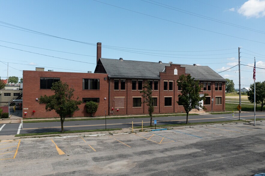 More Photos Of 246 E 4th St, Ashland Light Distribution For Lease