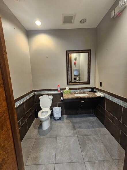 More Photos Of 134 S Dixie Hwy, Hallandale Beach Office For Lease
