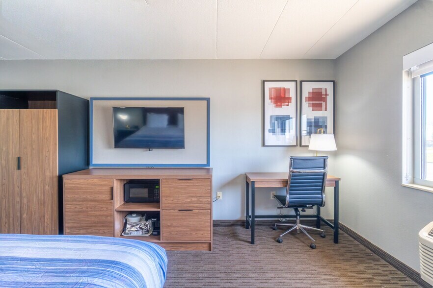 More Photos Of 4230 S Lewis Blvd, Sioux City Hotel For Sale